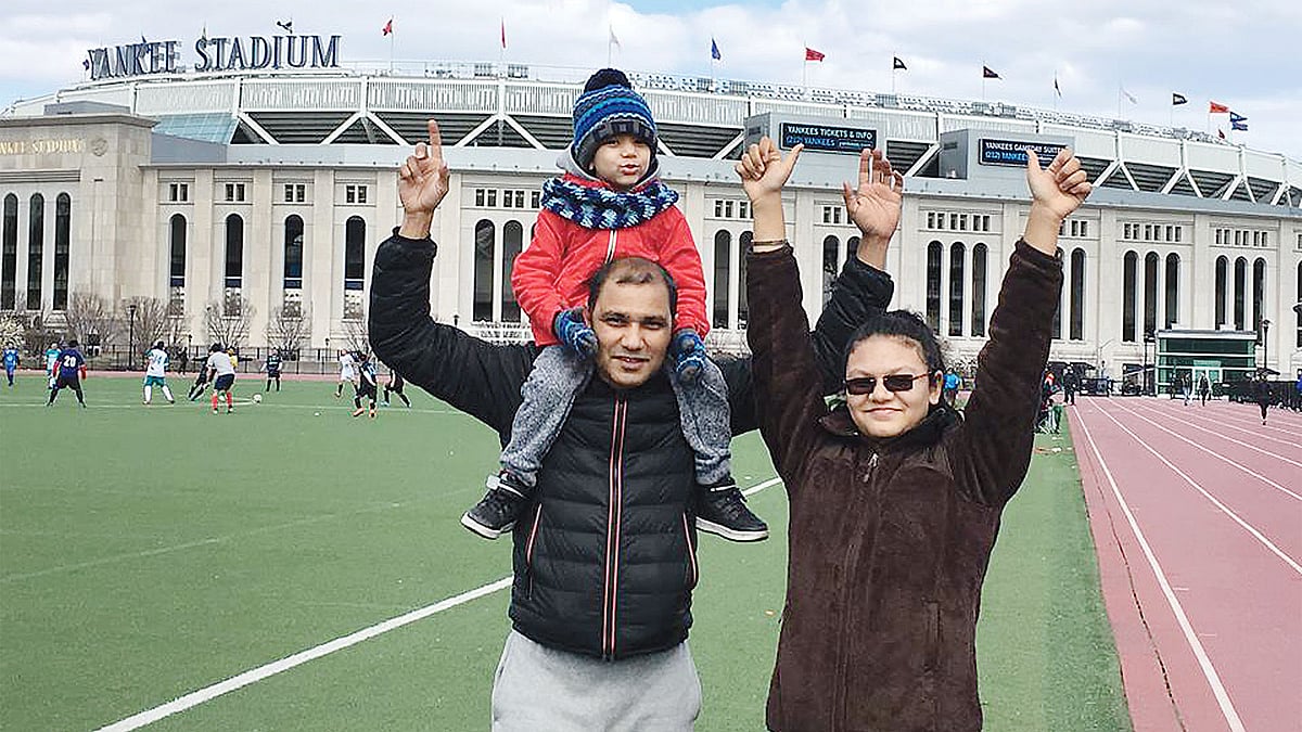 স্ত্রী রুবি আলম কাজে ব্যস্ত। নাট্যকর্মী এজাজ আলম তখন সময় দিতে চেষ্টা করেন মেয়ে অদ্বিতীয়া ও ছেলে আরহানকে।