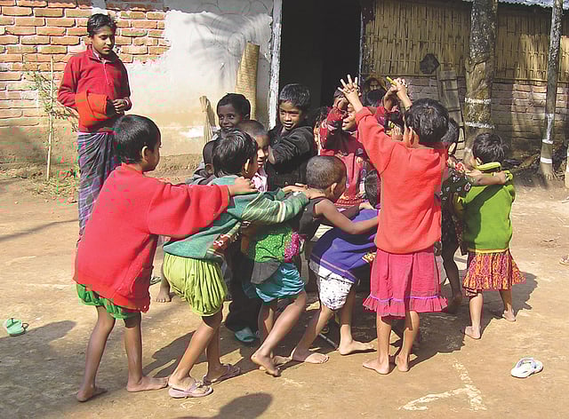 অলস দুপুরে ছড়া কেটে কেটে ওপেনটি বায়োস্কোপ খেলায় তেমন করে আর মেতে ওঠে না শিশুরা