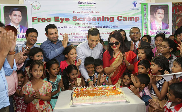 ফারাজ আইয়াজ হোসেনের ২২তম জন্মদিন উপলক্ষে বিনা মূল্যে চক্ষু পরীক্ষার জন্য দিনব্যাপী চক্ষুশিবিরের আয়োজন করা হয়েছে। চক্ষুশিবির উদ্বোধনের আগে সেবা নিতে আসা শিশুদের সঙ্গে নিয়ে কেক কাটেন চিত্রনায়িকা ববিতা। সেখানে ছিলেন যারেফ আয়াত হোসেন। মিরপুর, ঢাকা, ১৫ এপ্রিল। ছবি: জাহিদুল করিম