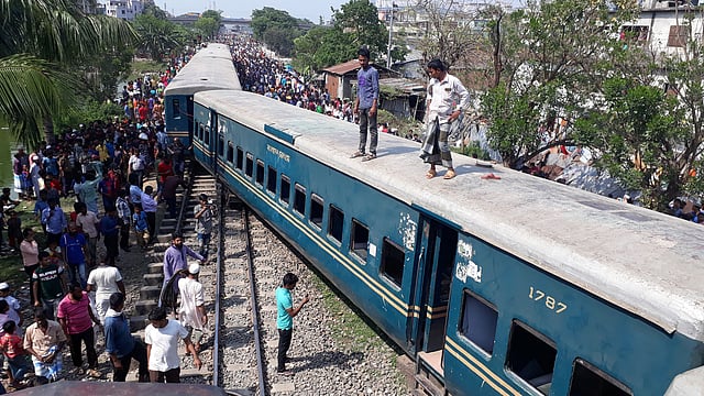 ট্রেনটি টঙ্গীর নতুন বাজার এলাকায় লাইনচ্যুত হয়। ছবি: সাজিদ হোসেন