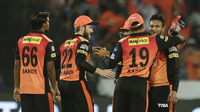 কলকাতার বিপক্ষে ব্যাটে-বলে দুর্দান্ত খেলেছেন সাকিব। ছবি: এএফপি