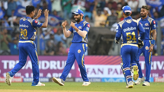 মোস্তাফিজের একার পারফরম্যান্স মুম্বাইকে টেনে তুলতে পারছে না। ছবি: এএফপি