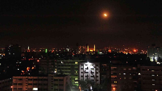 গত শুক্রবার সিরিয়ার তিনটি স্থানে ক্ষেপণাস্ত্র হামলা চালানো হয়। দামেস্কের আকাশে দেখা যাচ্ছে ক্ষেপণাস্ত্র। ছবি: এএফপি