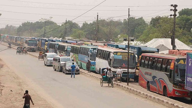 যাত্রীবাহী বাসগুলো দাঁড়িয়ে থাকছে ঘণ্টার পর ঘণ্টা। দৌলতদিয়া, রাজবাড়ী, ১৬ এপ্রিল। ছবি: প্রথম আলো