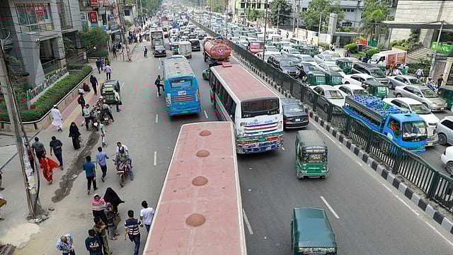 বাংলামোটর থেকে ঢালু সড়ক দিয়ে অনেক গাড়ি বেপরোয়াভাবে কারওয়ান বাজারের দিকে ছুটে যায়। বাংলামোটর, ঢাকা, সাম্প্রতিক ছবি। ছবি: শুভ্র কান্তি দাশ