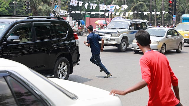 মৎস্য ভবন মোড়েও প্রায়ই দুর্ঘটনা ঘটে। চলন্ত গাড়ির সামনে দিয়ে দৌড়ে সড়ক পার হচ্ছেন পথচারীরা। ঢাকা, সাম্প্রতিক ছবি। ছবি: শুভ্র কান্তি দাশ