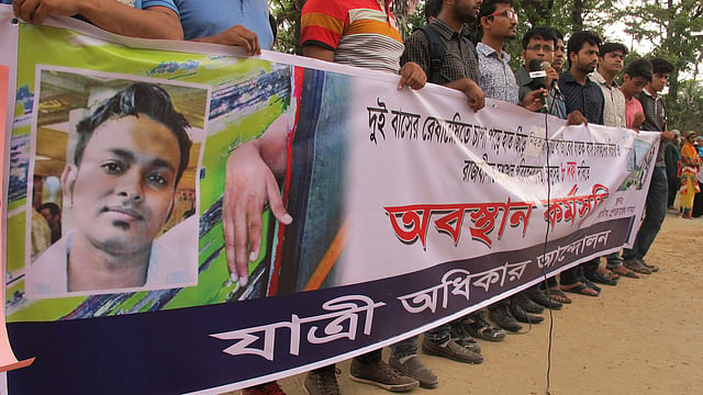 দুই বাসের চাপায় হাত হারানো রাজীব হোসেন চিকিৎসাধীন অবস্থায় মারা গেছেন। দায়ী বাসচালকদের বিচারের দাবিসহ ১১ দফা দাবিতে মঙ্গলবার জাতীয় প্রেসক্লাবের সামনে মানববন্ধন করেছে যাত্রী অধিকার আন্দোলন। তোপখানা রোড, ঢাকা, ১৭ এপ্রিল। ছবি: জিয়া ইসলাম
