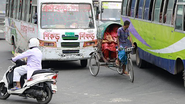 ভিআইপি সড়কে এভাবেই নিয়ম না মেনে ঢুকে পড়ে যাত্রাবাহী রিকশা। শাহবাগ মোড় এলাকা, ঢাকা, সাম্প্রতিক ছবি। ছবি: শুভ্র কান্তি দাশ