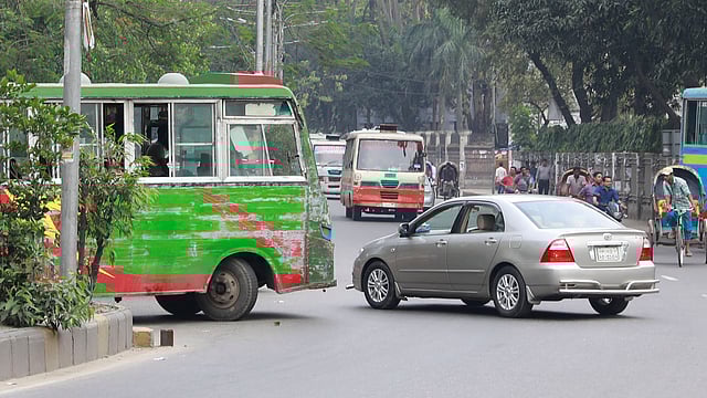 ইঞ্জিনিয়ার্স ইনস্টিটিউশন ভবনের সামনের সড়কে উল্টো পথ দিয়ে গাড়ি এসে মোড় নেয়। ঢাকা, সাম্প্রতিক ছবি। ছবি: শুভ্র কান্তি দাশ