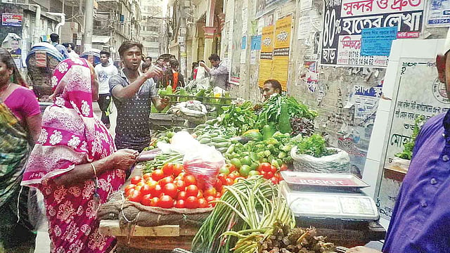 ঠাটারীবাজারের পাশের রাস্তায় জেঁকে বসেছে ভ্রাম্যমাণ দোকান। এতে রাস্তা সংকীর্ণ হয়ে যাওয়ায় চলাচলে অসুবিধায় পড়েন পথচারীরা।  প্রথম আলো