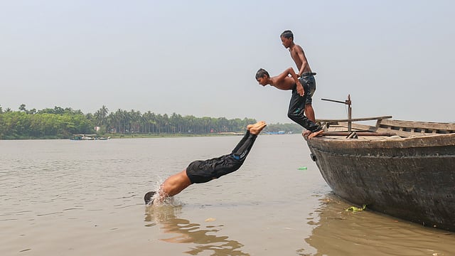 গ্রীষ্মের গরমে একটু স্বস্তি পেতে ভৈরব নদে ঝাঁপ। সেনহাটি, দিঘলিয়া, খুলনা, ১৭ এপ্রিল। ছবি: সাদ্দাম হোসেন