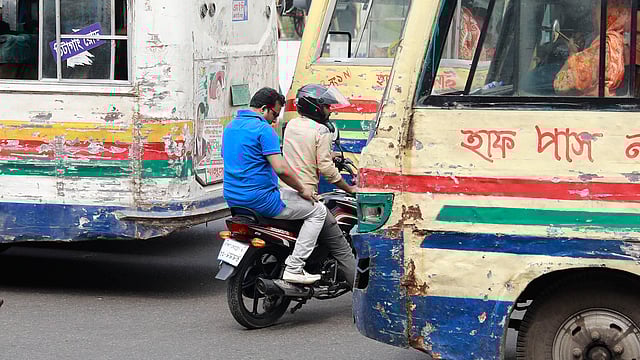 মোটরসাইকেল আরোহীরাও বেপরোয়া। ঝুঁকি নিয়ে চলন্ত গাড়ির সামনে দিয়ে ঢুকে পড়ে মোটরসাইকেল। সাকুরা বার এলাকা, ঢাকা, সাম্প্রতিক ছবি। ছবি: শুভ্র কান্তি দাশ