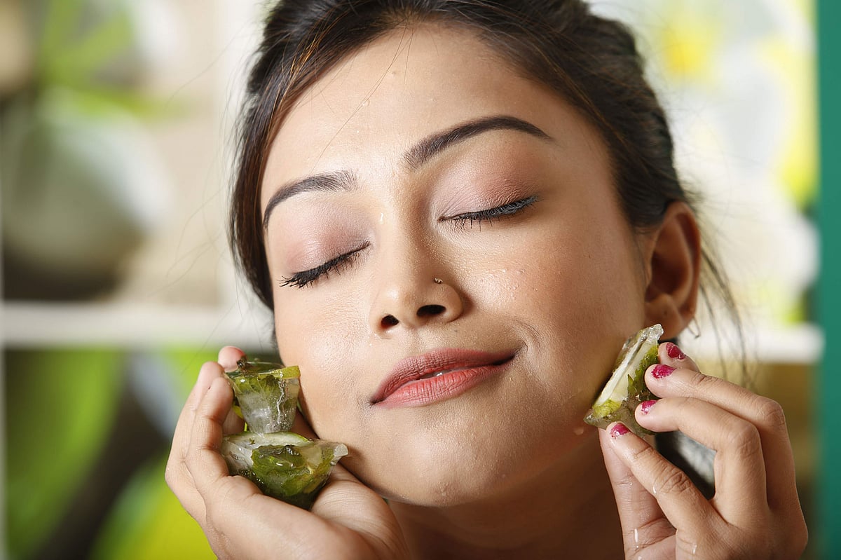 প্রতিদিন মুখে বরফ লাগালে ত্বক ভালো থাকবে। মডেল: তোড়া, ছবি: নকশা