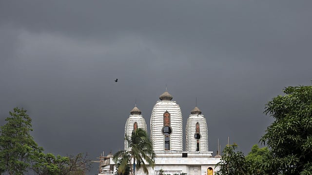মেঘাচ্ছন্ন আকাশ। কিছুক্ষণ আগেও রৌদ্রোজ্জ্বল ছিল। প্রবর্তক মোড় এলাকা, চট্টগ্রাম, ১৭ এপ্রিল। ছবি: জুয়েল শীল