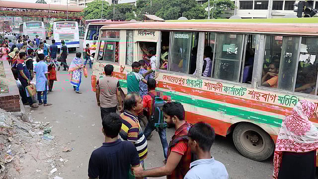 কারওয়ান বাজারমুখী বাসগুলো যত্রযত্র থামানো হয় শাহবাগ মোড়ে। চলন্ত অবস্থায়ও ওঠানো-নামানো হয় যাত্রী। শাহবাগ, ঢাকা, সাম্প্রতিক ছবি। ছবি: শুভ্র কান্তি দাশ