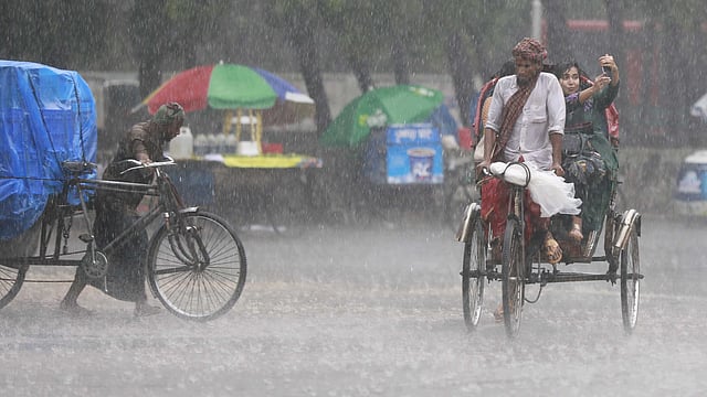 বৃষ্টি অনেকের জন্য বিড়ম্বনার হলেও অনেকের কাছেই তা উপভোগের। বৃষ্টির মধ্যেও সেলফি তুলছেন এক তরুণী। টিএসসি এলাকা, ঢাকা, ১৭ এপ্রিল। ছবি: শুভ্র কান্তি দাশ