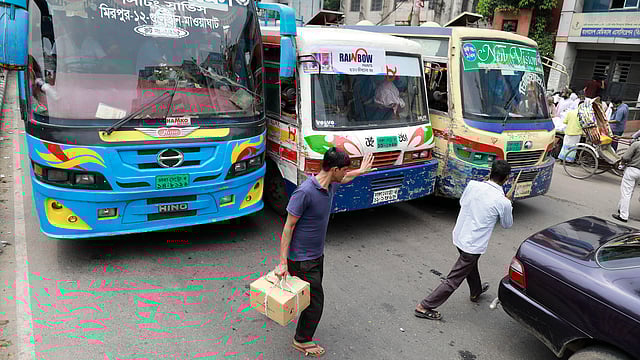 পদচারী-সেতু ব্যবহার না করে চলন্ত বাসের সামনে দিয়ে সড়ক পার হচ্ছেন পথচারীরা। তোপখানা রোড, ঢাকা, সাম্প্রতিক ছবি। ছবি: শুভ্র কান্তি দাশ