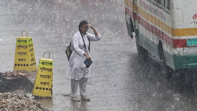 দুপুরে রাজধানীর বিভিন্ন স্থানে হালকা থেকে মাঝারি বৃষ্টি হয়েছে। এ সময় রাস্তায় থাকা অনেকেই বিপাকে পড়েন। তোপখানা রোড, ঢাকা, ১৭ এপ্রিল। ছবি: সাইফুল ইসলাম