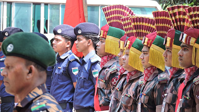 আজ ঐতিহাসিক মুজিবনগর দিবস। মেহেরপুর মুজিবনগর স্মৃতি কমপ্লেক্সে ও আম্রকাননে গার্ড অব অনার দিচ্ছেন বিজিবি ও পুলিশ সদস্যরা। মুজিবনগর, ১৭ এপ্রিল। ছবি: আবু সাঈদ