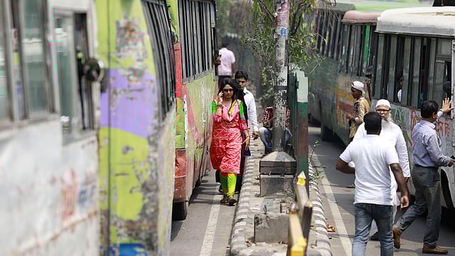 মোবাইল ফোনে কথা বলতে বলতে এভাবেই অনেকে ব্যস্ত সড়ক দিয়ে হাঁটেন। তোপখানা রোড, ঢাকা, সাম্প্রতিক ছবি। ছবি: শুভ্র কান্তি দাশ