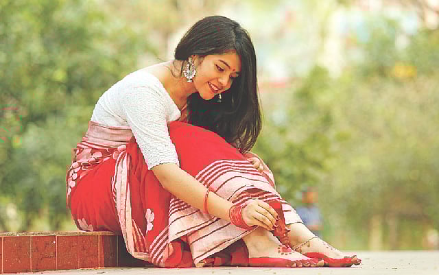উৎসবে এখন অনেকেই পায়ে আলতা পরেন। মডেল: সায়মা, ছবি: সুমন ইউসুফ