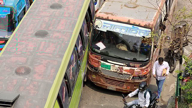 গায়ে গা লাগিয়ে দাঁড়িয়ে আছে বাসগুলো। কারওয়ান বাজার, ঢাকা, ৫ এপ্রিল। যাত্রী ও পথচারীদের জন্য ঝুঁকিপূর্ণ হলেও দেখার যেন কেউ নেই। ফার্মগেট, ঢাকা, সাম্প্রতিক ছবি। ছবি: শুভ্র কান্তি দাশ