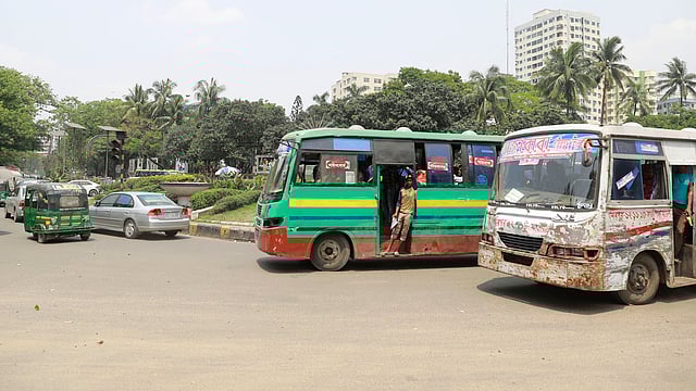 কদম ফোয়ারা মোড়ে আগে যেতে প্রতিনিয়ত পাল্লা দেয় বাসগুলো। ঢাকা, সাম্প্রতিক ছবি। ছবি: শুভ্র কান্তি দাশ