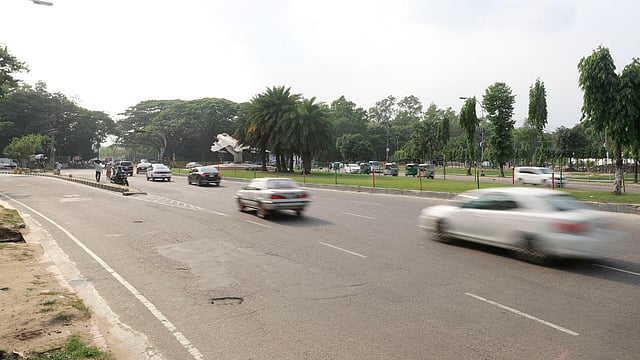 বিজয় সরণির দিক থেকে আসা গাড়িগুলো বেপরোয়া গতিতে ছুটে যায় রোকেয়া সরণির দিকে। বিজয় সরণি, ঢাকা, সাম্প্রতিক ছবি। ছবি: শুভ্র কান্তি দাশ