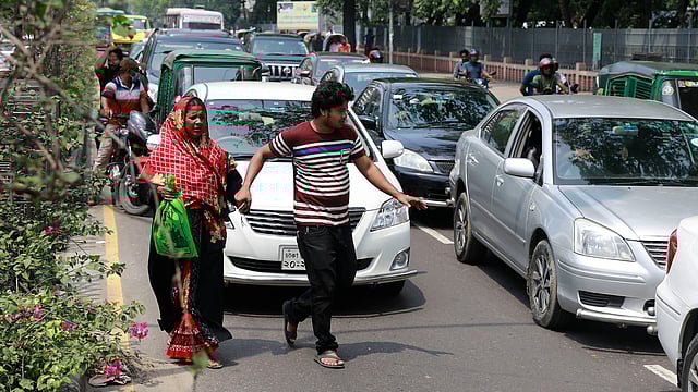 হাইকোর্টের প্রধান ফটকের সামনে কোনো পদচারী-সেতু নেই। চলন্ত গাড়ির সামনে দিয়েই ঝুঁকি নিয়ে পার হন পথচারীরা। ঢাকা, সাম্প্রতিক ছবি। ছবি: শুভ্র কান্তি দাশ