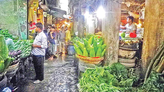 ভ্রাম্যমাণ দোকানের কারণে ঠাটারী বাজারে ক্রেতাদের ভিড় থাকে কম।  প্রথম আলো