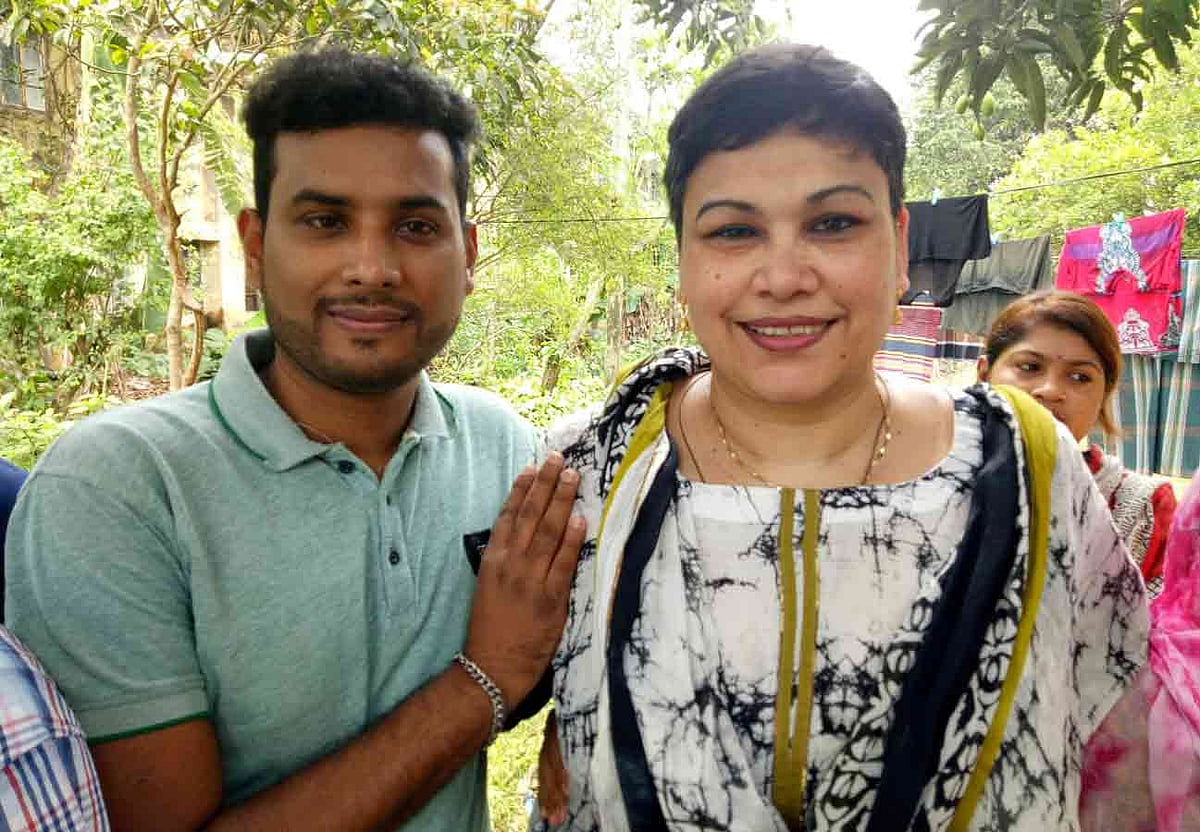 মো. আশরাফ উদ্দিন (২৬) ও শ্যারুন খান (৪০)। সম্প্রতি শ্যারুন ফরিদপুরে শ্বশুরবাড়িতে আসেন। ছবি: পান্না বালা