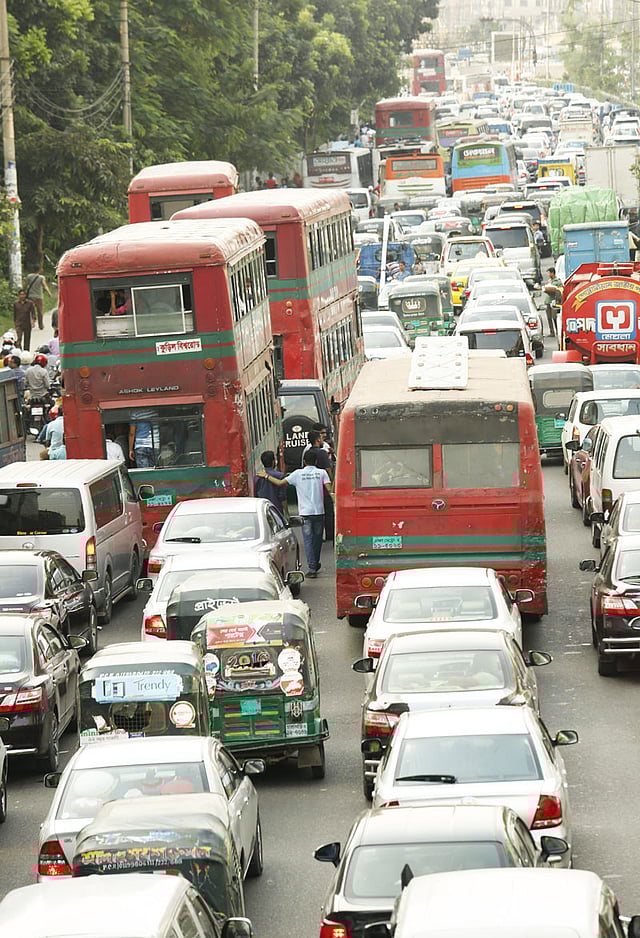 রাস্তায় গাড়ি বা বাস চালানোর সময় সতর্ক থাকতে হবে। ছবি: অধুনা