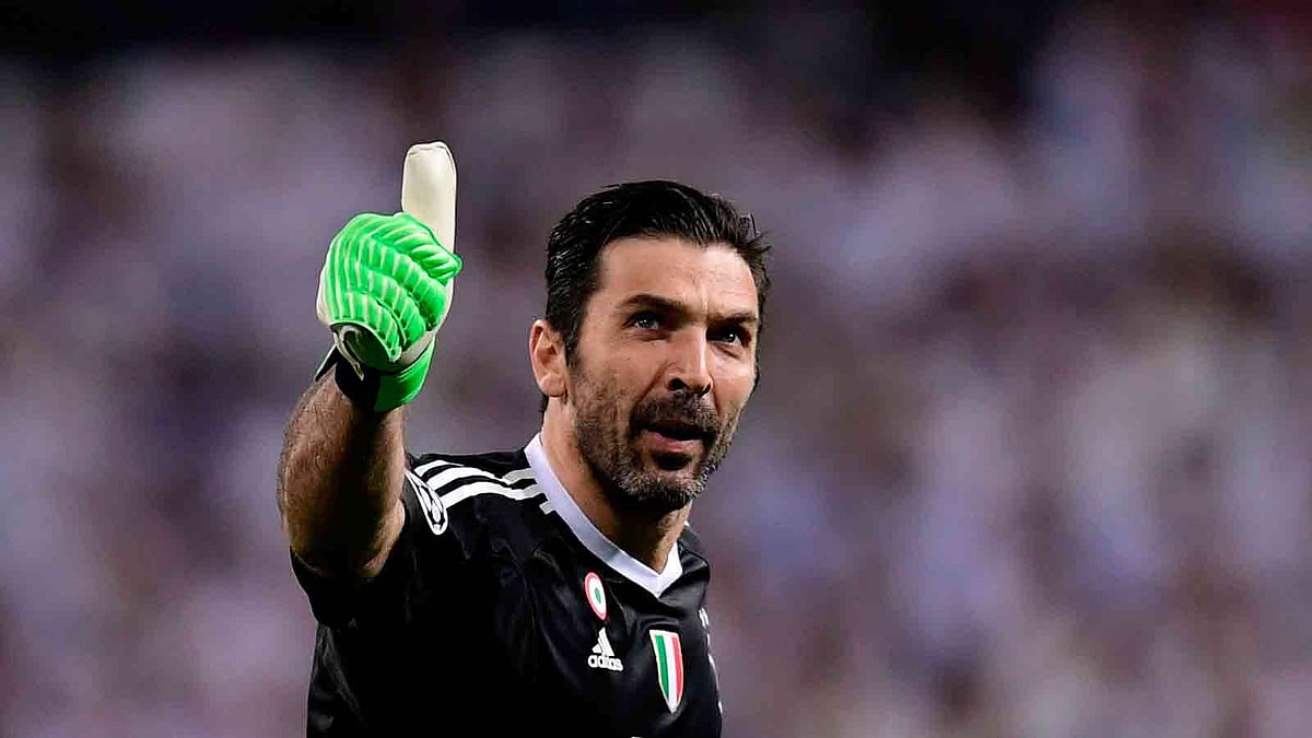 কোয়ার্টার ফাইনাল ফিরতি লেগে লাল কার্ড দেখলেও রিয়াল-সমর্থকেরা উঠে দাঁড়িয়ে সম্মান দেখিয়েছিলেন বুফনকে। ছবি: এএফপি