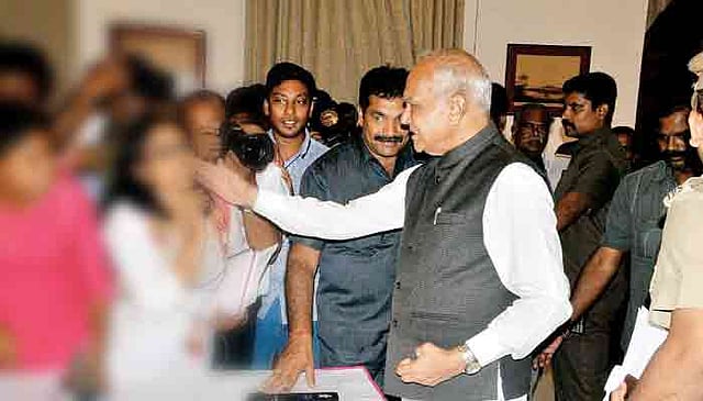 নারী সাংবাদিকের সঙ্গে এই আচরণের পর সমালোচনা হয় রাজ্যপালের বিরুদ্ধে। ছবি: প্রথম আলো