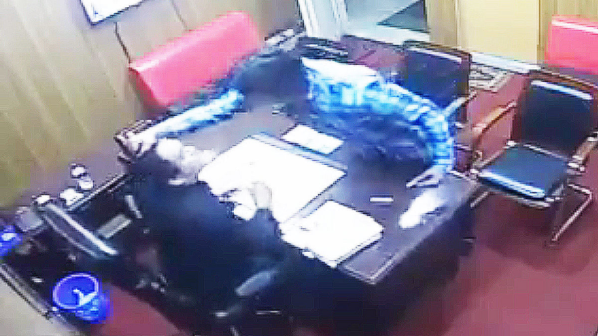 রাশেদ মিয়াকে নুরুল আজিমের চড় মারার ভিডিও বৃহস্পতিবার ফেসবুকে ছড়িয়ে পড়েছে। ছবি: ভিডিও চিত্র থেকে নেওয়া