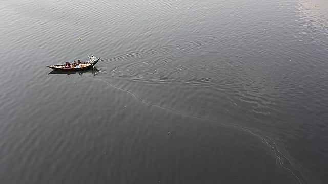 বুড়িগঙ্গার পাড় থেকে ট্যানারি সরিয়ে ফেলা হয়েছে, কিন্তু আশপাশের অন্যান্য কলকারখানার বর্জ্য এখনো দূষিত করছে নদীকে। শহীদ বুদ্ধিজীবী সেতু, বছিলা, ঢাকা, ২০ এপ্রিল। ছবি: জাহিদুল করিম