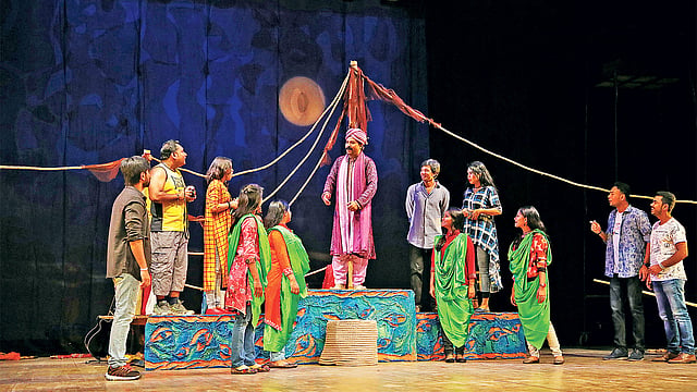 হাছনজানের রাজার কারিগরি প্রদর্শনীর একটি দৃশ্য। জাতীয় নাট্যশালা মঞ্চে।  ছবি: প্রথম আলো