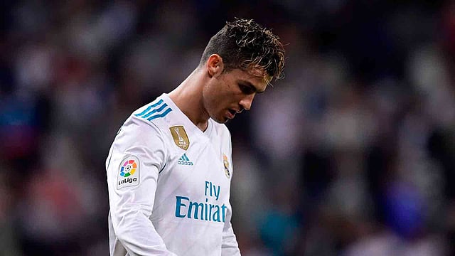 রোনালদোকে এবার প্রায়ই মাথা নিচু করে ঘরের মাঠ ছাড়তে হয়েছে। ছবি: এএফপি
