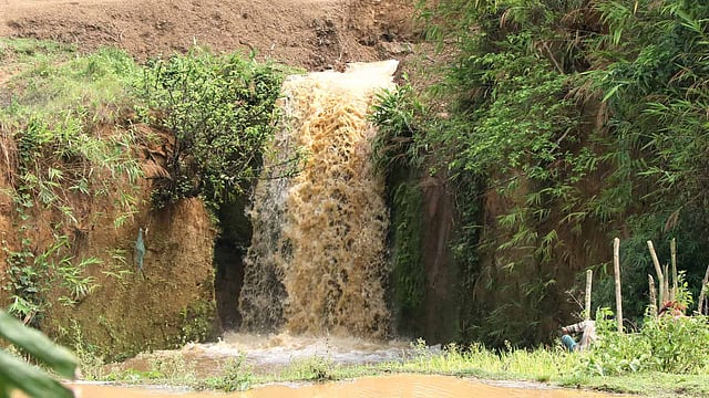 রাঙামাটির কাউখালীতে প্রবল বৃষ্টির কারণে একটি পাহাড়ি ছড়ার পানি বেড়ে গেছে। ছড়াটি দিয়ে ঝরনার মতো পানি ঝরছে। পানছড়ি, কাউখালী, রাঙামাটি, ২০ এপ্রিল। ছবি: সুপ্রিয় চাকমা