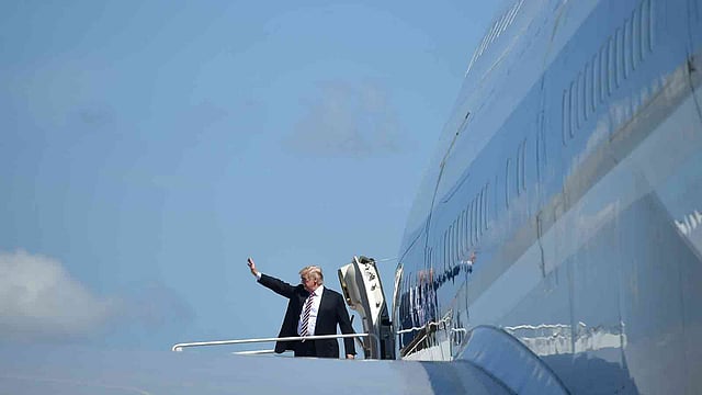 ফ্লোরিডার কি ওয়েস্টে যাওয়ার উদ্দেশ্যে এয়ার ফোর্স ওয়ানে ওঠার আগে হাত নেড়ে বিদায় জানাচ্ছেন মার্কিন প্রেসিডেন্ট ডোনাল্ড ট্রাম্প। ফ্লোরিডা, যুক্তরাষ্ট্র, ১৯ এপ্রিল। ছবি: এএফপি