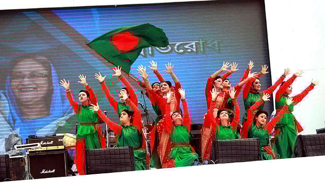 ‘অপ্রতিরোধ্য অগ্রযাত্রায় বাংলাদেশ’ স্লোগান নিয়ে ময়মনসিংহে কনসার্টের আয়োজন করেছে সংস্কৃতিবিষয়ক মন্ত্রণালয়। মঞ্চে দলীয় নৃত্য পরিবেশন করছেন শিল্পীরা। রফিক উদ্দিন ভূঁইয়া স্টেডিয়াম, ময়মনসিংহ, ১৯ এপ্রিল। ছবি: আনোয়ার হোসেন