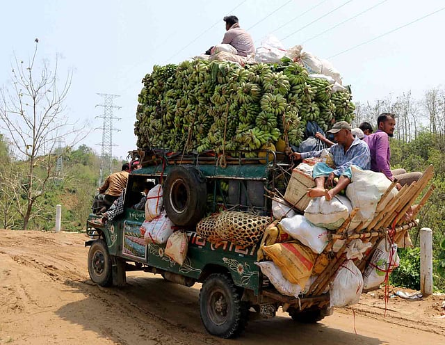 অতিরিক্ত যাত্রী ও পণ্য বোঝাই করে পাহাড়ি সড়কে নিয়মিত চলাচল করছে চাঁদের গাড়ি। ঝুঁকি নিয়ে চলার কারণে অনেক সময় দুর্ঘটনা ঘটছে। রাঙামাটি-খাগড়াছড়ি সড়ক, মোনতলা কিজিং, রাঙামাটি, ১৯ এপ্রিল। ছবি: সুপ্রিয় চাকমা