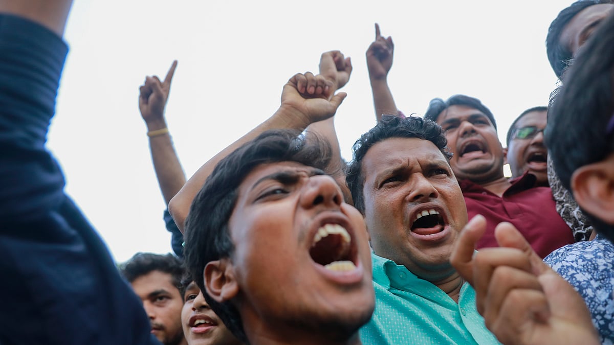 ঢাকা বিশ্ববিদ্যালয়ের কবি সুফিয়া কামাল হল থেকে কয়েকজন ছাত্রীকে বের করে দেওয়ার প্রতিবাদে শুক্রবার বিকেলে বিক্ষোভ মিছিল করে শিক্ষার্থীরা। রাজু ভাস্কর্য, ঢাকা বিশ্ববিদ্যালয়, ঢাকা, ২০ এপ্রিল। ছবি: শুভ্র কান্তি দাশ