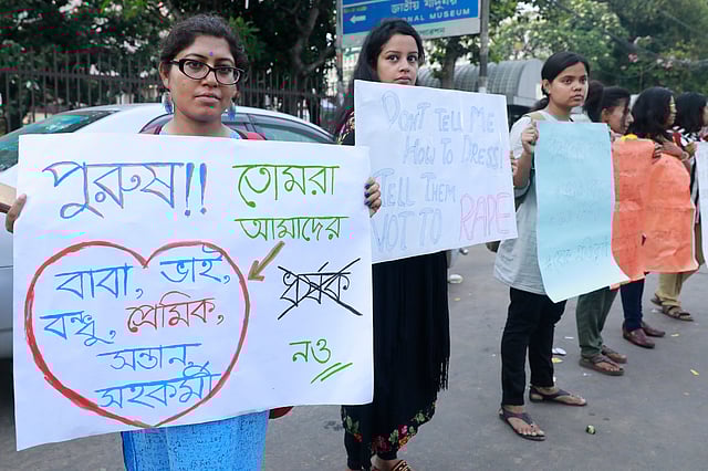 নারী নির্যাতনের বিরুদ্ধে নির্যাতন বন্ধের আহ্বান জানিয়ে শুক্রবার শাহবাগে মানববন্ধন করেছে ‘শক্তি’ নামের একটি নারী সংগঠন। ঢাকা, ২০ এপ্রিল। ছবি: শুভ্র কান্তি দাশ