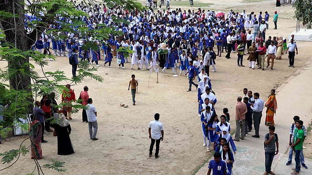 ভাষা প্রতিযোগের আঞ্চলিক উৎসবে যোগ দেওয়া শিক্ষার্থীরা। ছবি: প্রথম আলো