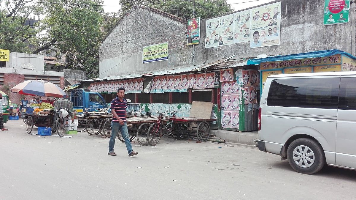 নাখালপাড়ায় নাবিস্কোর কাছে ফুটপাতে বানানো হয়েছে আওয়ামী লীগের তেজগাঁও শিল্পাঞ্চল থানার কার্যালয়। তার সামনে সড়কে ব্যক্তিগত গাড়ি, ভ্যানগাড়ি ও পণ্যবাহী পিকআপ পার্ক করে রাখা হয়। ফলে ফুটপাত ছেড়ে রাস্তায় নেমেও ভুগতে হয় পথচারীদের। প্রথম আলো