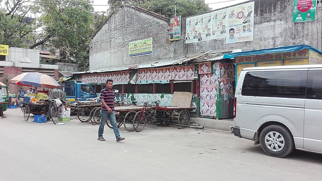 নাখালপাড়ায় নাবিস্কোর কাছে ফুটপাতে বানানো হয়েছে আওয়ামী লীগের তেজগাঁও শিল্পাঞ্চল থানার কার্যালয়। তার সামনে সড়কে ব্যক্তিগত গাড়ি, ভ্যানগাড়ি ও পণ্যবাহী পিকআপ পার্ক করে রাখা হয়। ফলে ফুটপাত ছেড়ে রাস্তায় নেমেও ভুগতে হয় পথচারীদের।  প্রথম আলো