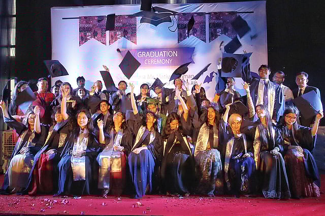 অনুষ্ঠান শেষে শিক্ষার্থীদের ফটোসেশন। স্যার জন উইলসন স্কুল, বাড্ডা, ঢাকা। ছবি: প্রথম আলো