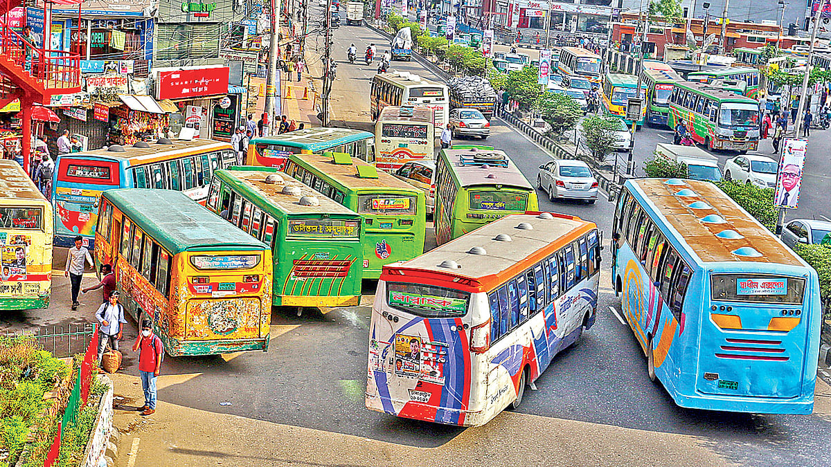 ছুটির দিনেও সড়কে বিশৃঙ্খলা। গতকাল দুপুরে ফার্মগেটের চিত্র। ছবি: প্রথম আলো