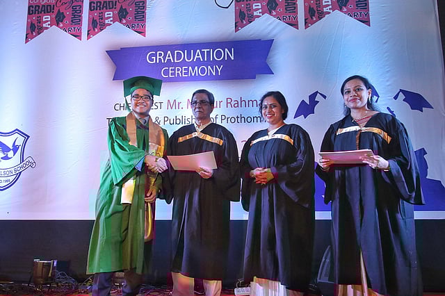 এক শিক্ষার্থীর হাতে স্কুল পাসের সনদ তুলে দেন প্রথম আলোর সম্পাদক মতিউর রহমান। স্যার জন উইলসন স্কুল, বাড্ডা, ঢাকা। ছবি: প্রথম আলো